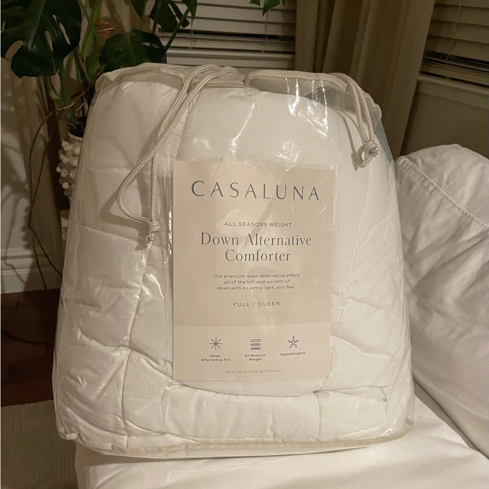 Queen/Full.All Season Weight Premium Down Alternative Comforter by Casaluna